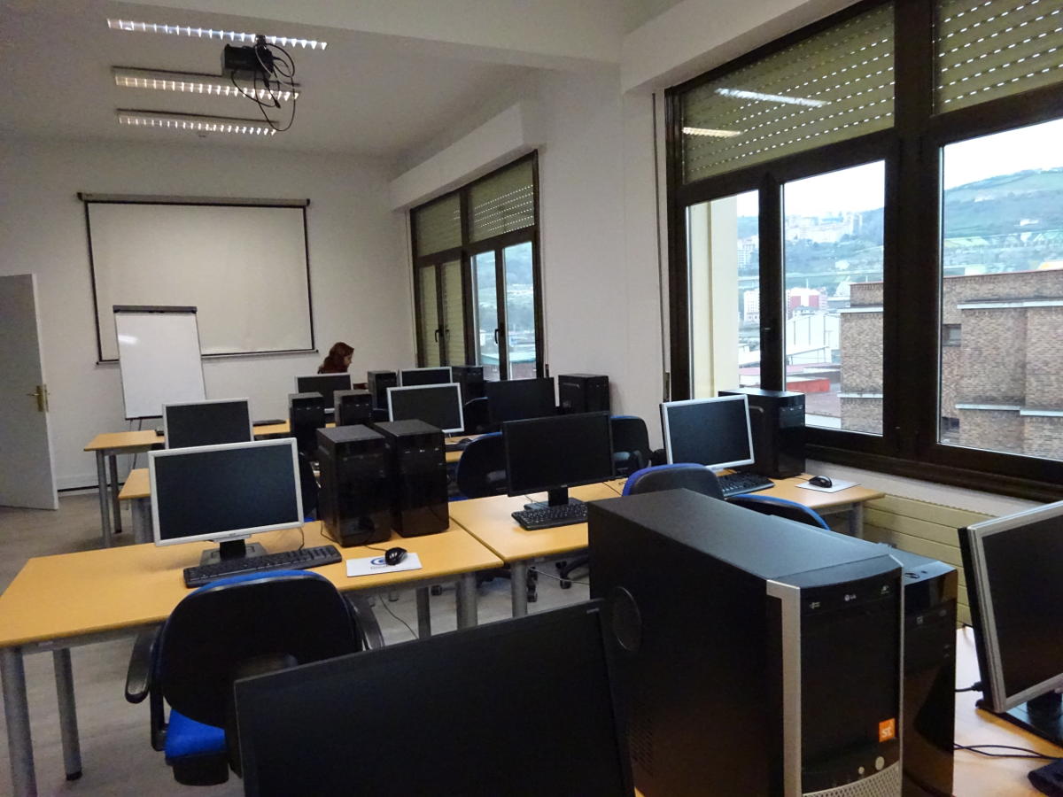 GIZAKIA - Sede principal Madariaga aula de informática GIZAKIA - Sede principal Madariaga aula de informática
