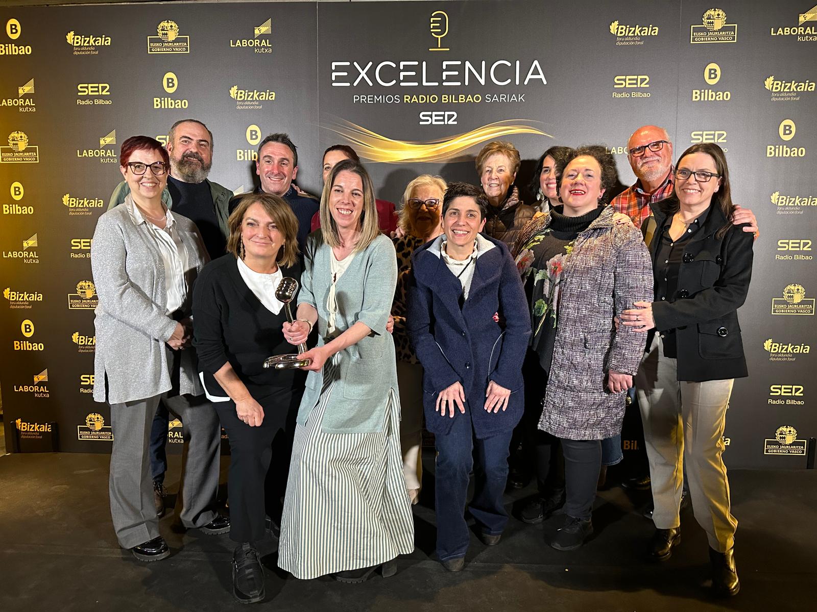 GIZAKIA - Equipo de Gizakia en el acto de entrega - Gizakia taldea sari banaketa ekitaldian GIZAKIA - Equipo de Gizakia en el acto de entrega - Gizakia taldea sari banaketa ekitaldian