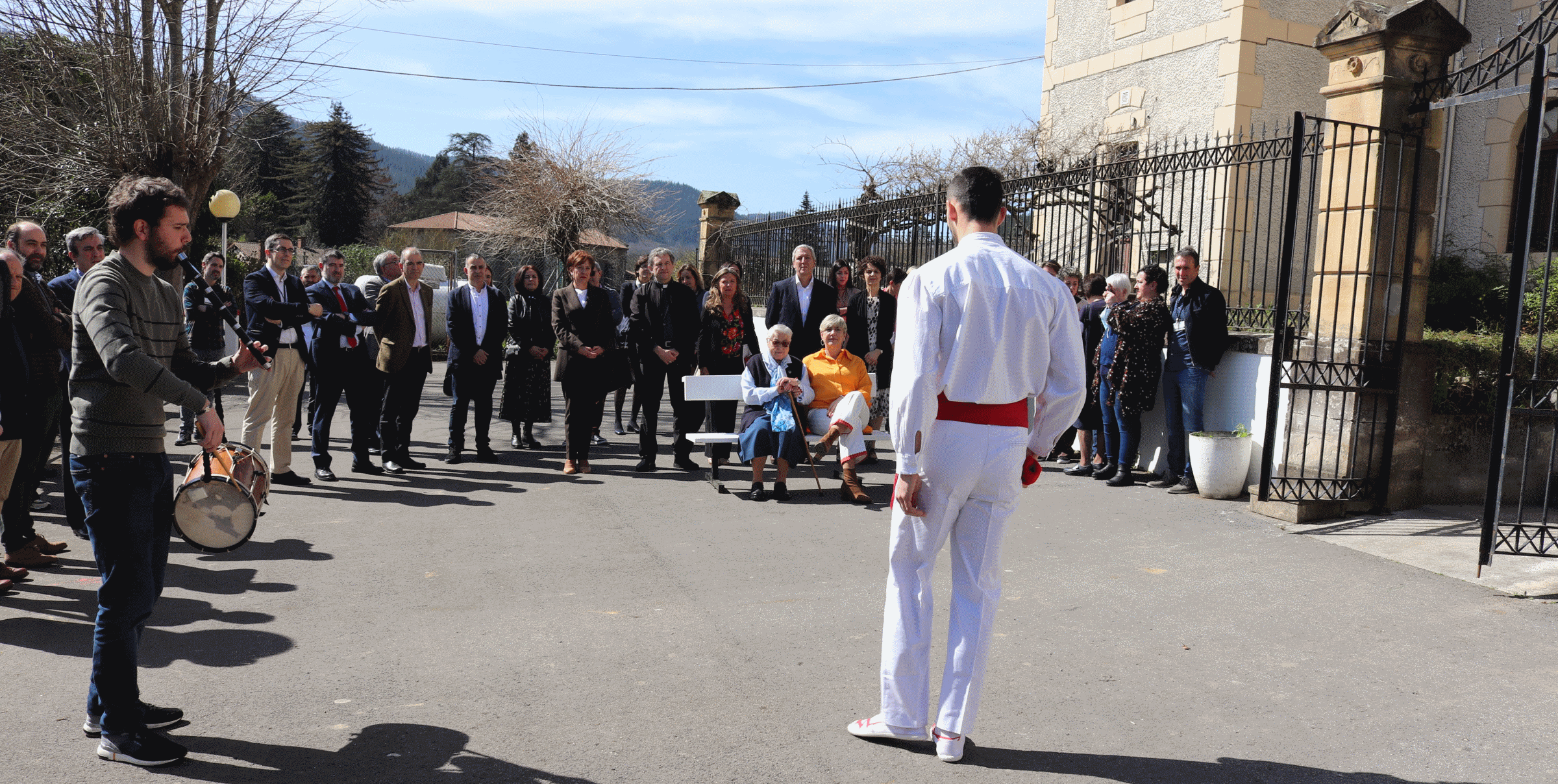 Agurra de recepción a las autoridades