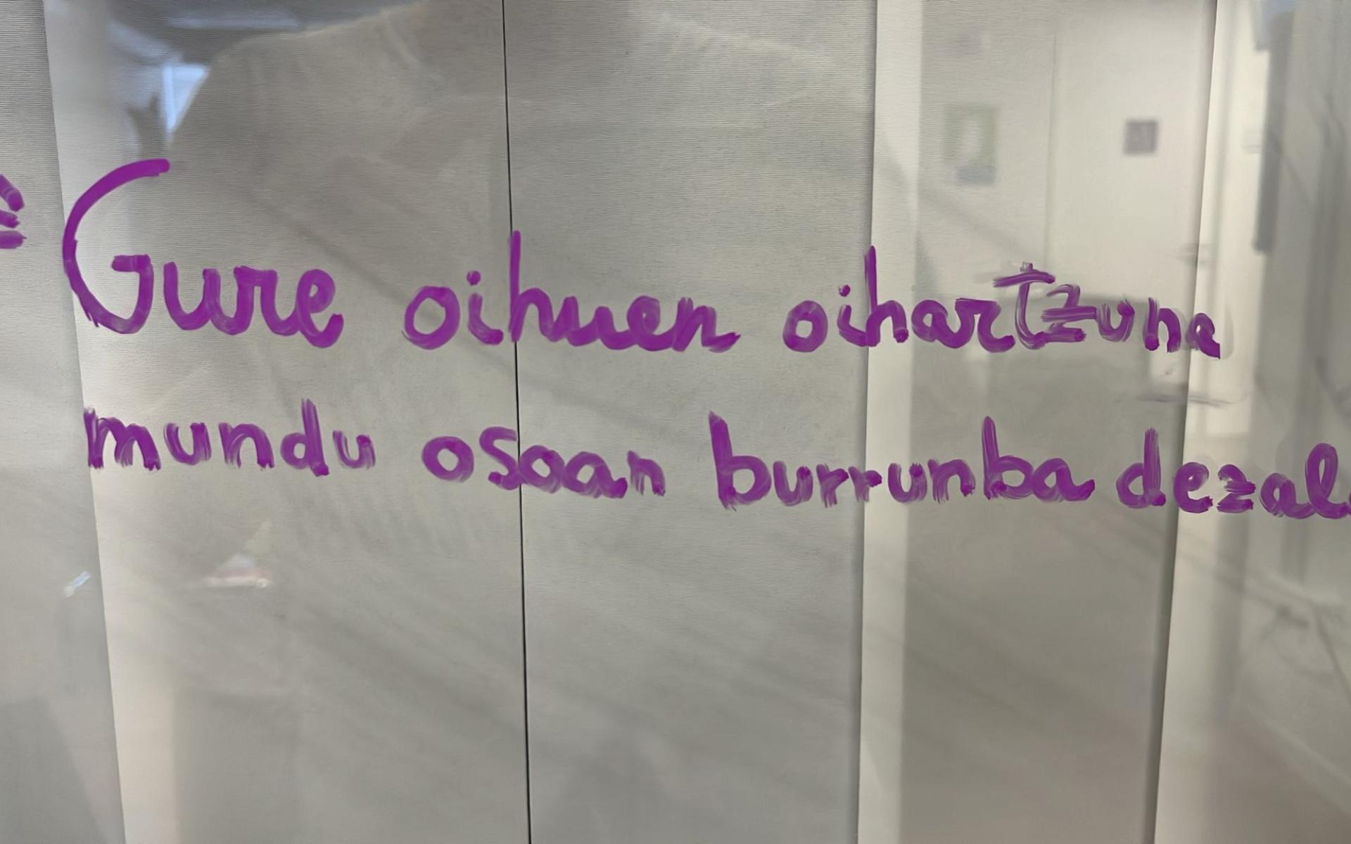 GIZAKIA - Frase igualdad en cristalera GIZAKIA - Frase igualdad en cristalera